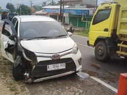 Toyota Calya Seruduk Dua Motor di Pringsewu, Tiga Orang Patah Kaki