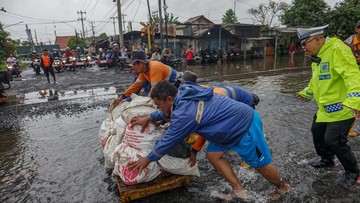 Banjir Akibat Tanggul Jebol di Pekalongan, 254 Warga Mengungsi