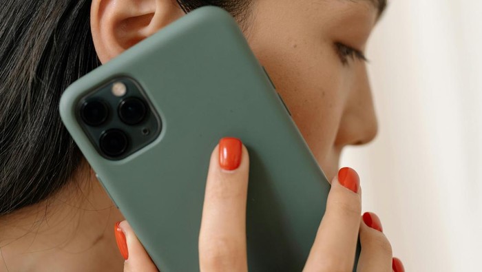 “Aku mau lihat isi handphone kamu”. Kalimat ini tidak menghargai ruang privasi pasangan.