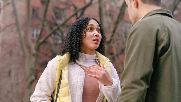 “Aku nggak bisa ngomong ke kamu tentang hal ini”. Kalimat ini tidak menunjukkan kejujuran dan keterbukaan terhadap pasangan.