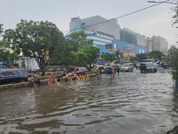 Banjir di Jalan Gunung Sahari Mulai Surut, Mobil Kini Bisa Melintas