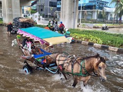 Jalan Boulevard Kelapa Gading Banjir, Motor Mogok-Delman Tetap Melaju