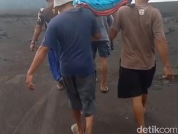 Warga Sakit di Lumajang Dievakuasi dengan Tandu Seberangi Lahar Semeru