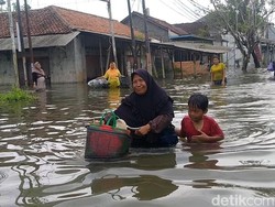 Banjir Tirto Pekalongan Makin Parah, Warga: Di Rumah Sudah 1 Meter