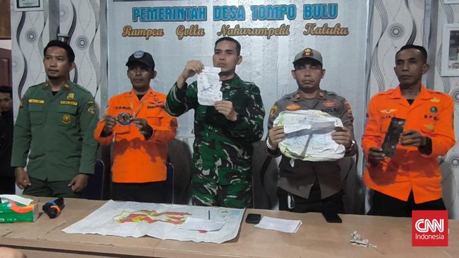 Pendaki bernama Reski menemukan benda diduga serpihan pesawat ATR 42-500 di Gunung Bulusaraung, setelah dilaporkan hilang kontak di sekitar Kabupaten Maros.