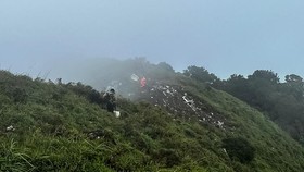 Tim SAR Evakuasi Korban Pesawat Jatuh Lewat Jalur Warga Lokal