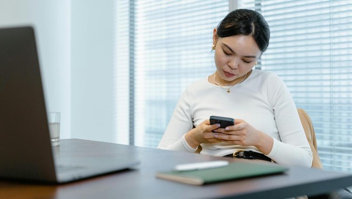 “Chat aku setiap jam”. Kalimat ini tidak menunjukkan kepercayaan dan tidak menghargai privasi.