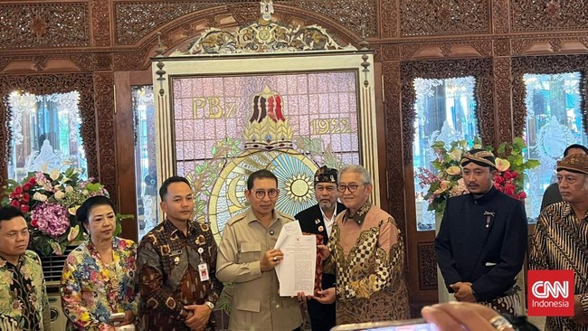Menteri Kebudayaan Fadli Zon serahkan SK kepada KG-PA Tedjowulan sebagai penanggung jawab pelestarian Keraton Surakarta.