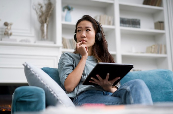 Menjadwalkan overthinking membuat pikiran terasa lebih terkendali. Cara ini membantu mengurangi kecemasan sepanjang hari./ Foto: freepik.com