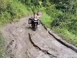 Warga Bojonegoro Tiap Hari Trabas Jalan Rusak Berlumpur