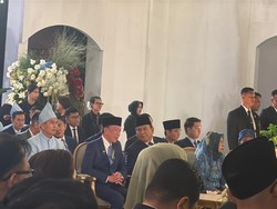Momen Hangat Prabowo-Jokowi Berbincang Usai Jadi Saksi Nikah Sekpri Prabowo