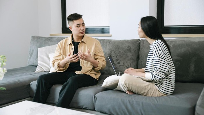 Kalimat “Kamu sayang aku nggak sih?”. Kalimat ini menunjukkan rasa insecure.