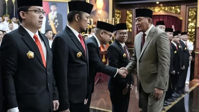 Menhan Sjafrie Sjamsoeddin melantik 12 orang tenaga ahli Dewan Pertahanan Nasional (DPN), dua di antaranya adalah anak Cak Nun dan Hotman Paris.