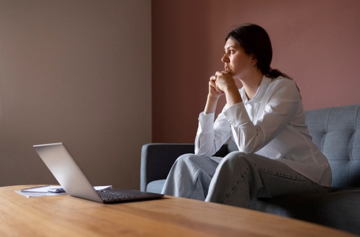 Mengenali pola overthinking membantu kamu lebih cepat sadar saat pikiran mulai berlebihan. Langkah ini menjadi dasar untuk mengontrol kecemasan./ Foto: freepik.com