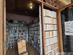 Kisah Wayan Astika dan Toko Buku di Gang Kecil Pelabuhan Padangbai