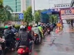 Video Pemotor Diizinkan Masuk Tol Rawamangun Imbas Banjir