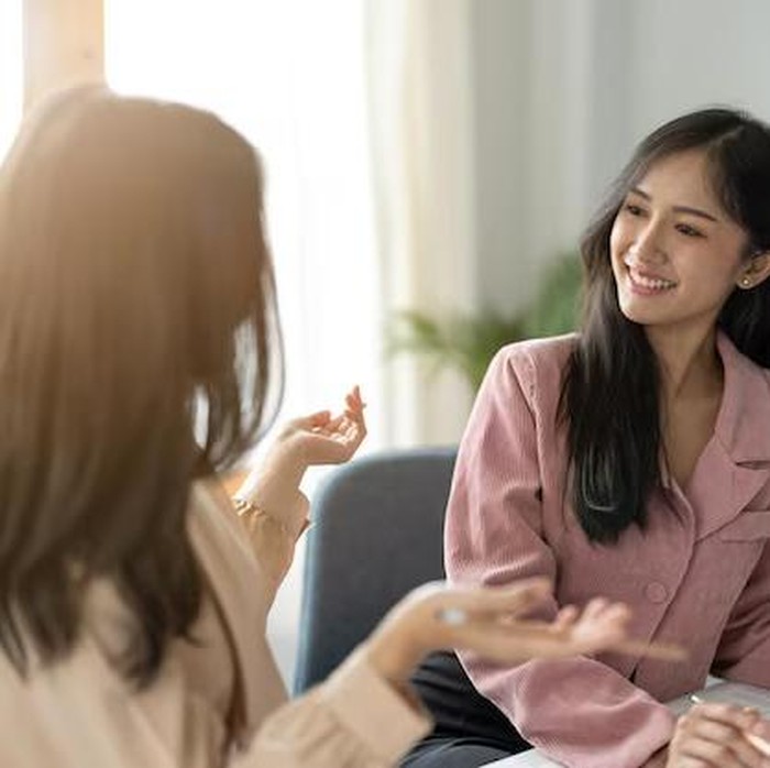 Pisces termasuk zodiak yang menerima kritik dengan empati, meski awalnya terasa emosional. Sebagai zodiak yang dewasa secara batin, Pisces mampu beradaptasi dan belajar dari kritik setelah proses refleksi.