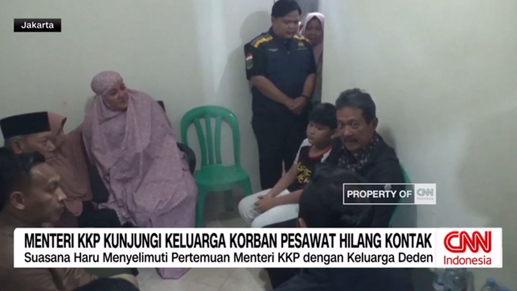 VIDEO: Menteri KKP Kunjungi Keluarga Korban Pesawat Hilang Kontak