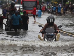Update Banjir Jakarta Sore Ini: 45 RT-21 Ruas Jalan Masih Tergenang