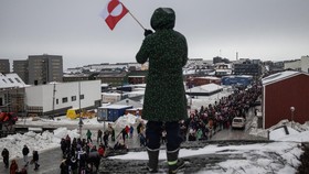 Pelawak Jerman Dikecam usai Coba Kibarkan Bendera AS di Greenland