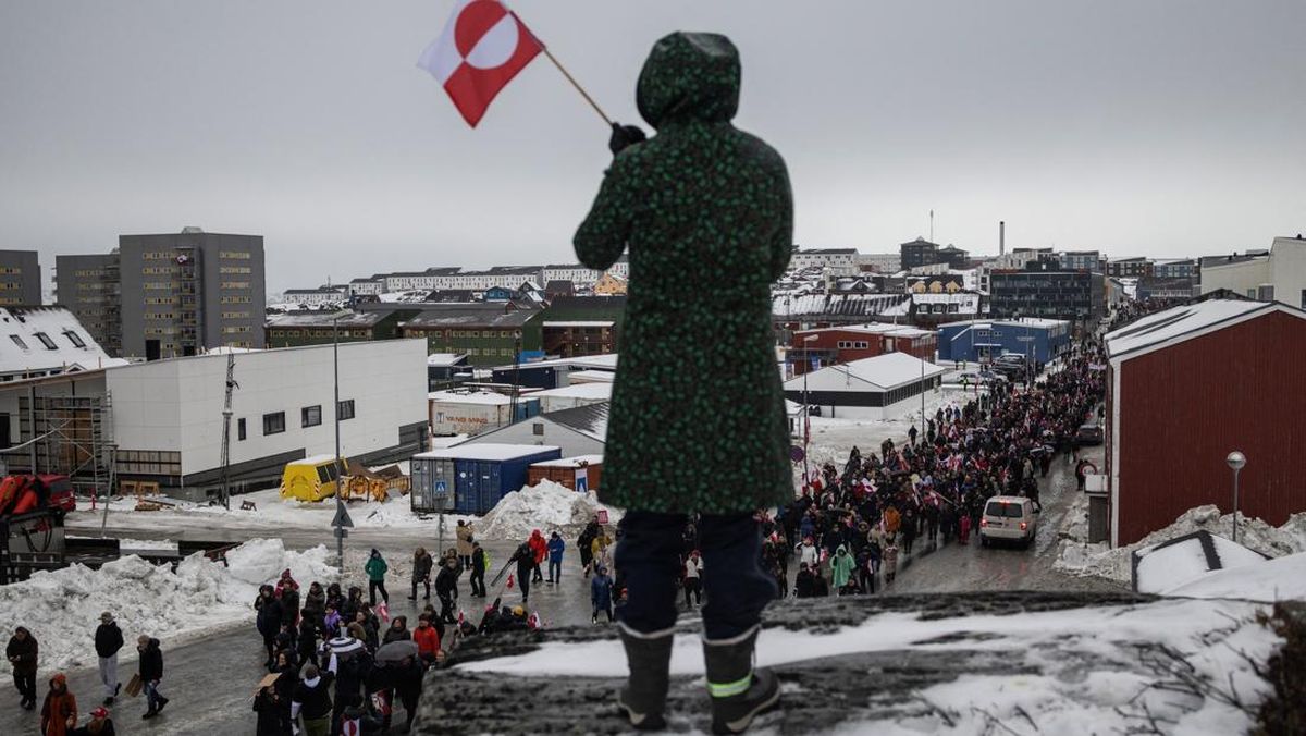 Pelawak Jerman Dikecam usai Coba Kibarkan Bendera AS di Greenland