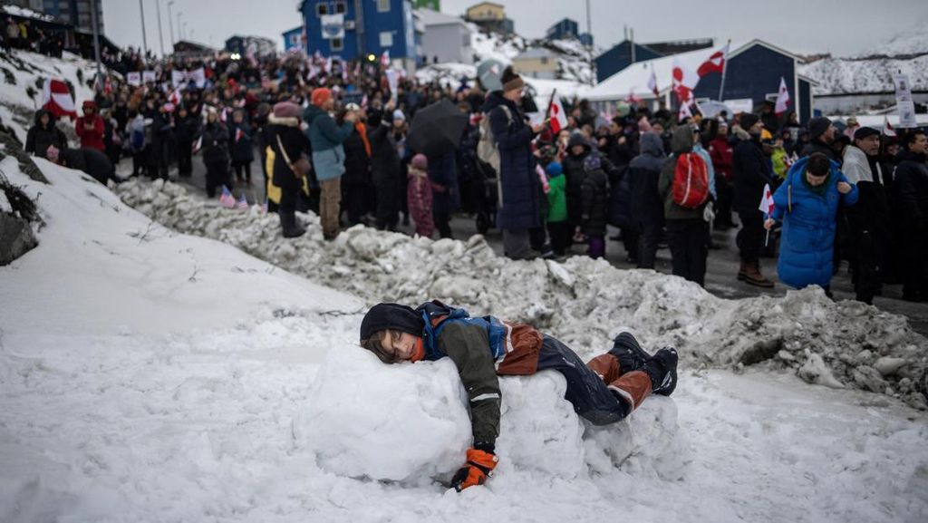 FOTO: Ribuan Warga Demo Tolak AS Ambil Alih Greenland