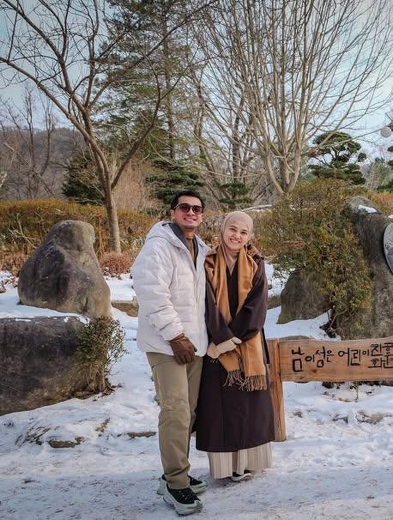 Ricky Harun dan Herfiza liburan di Korea Selatan&period;