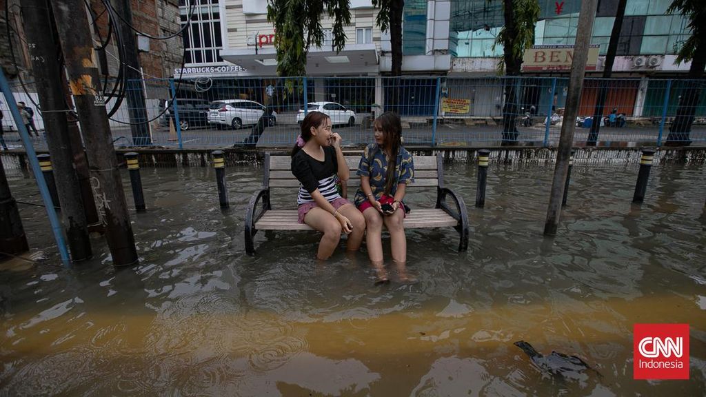 FOTO: Saat Banjir Jadi Bagian dari Rutinitas Hidup Warga Jakarta