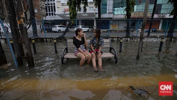 FOTO: Saat Banjir Jadi Bagian dari Rutinitas Hidup Warga Jakarta