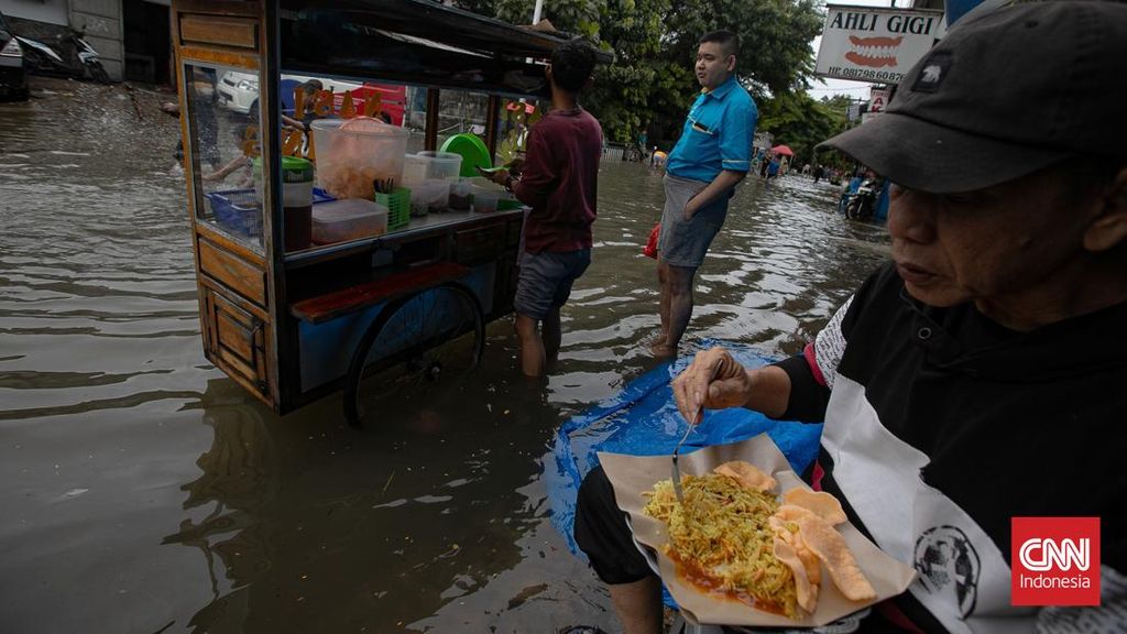 Update Banjir DKI: Warga di Jakpus Pakai Perahu Karet, 39 RT Terendam