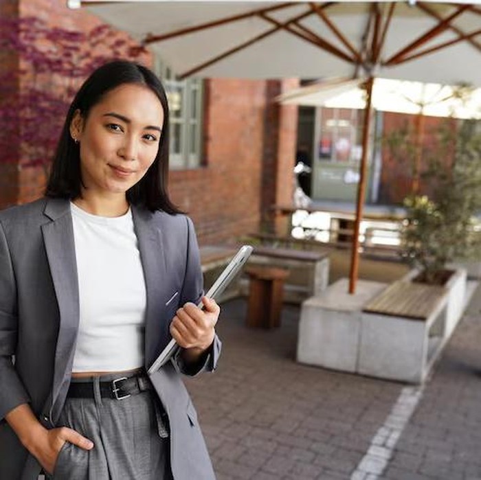 Sagitarius dikenal sebagai zodiak paling mandiri karena mencintai kebebasan dan tidak suka terikat. Sebagai zodiak yang tidak suka merepotkan orang lain, Sagittarius memilih berjalan sendiri sesuai ritmenya.