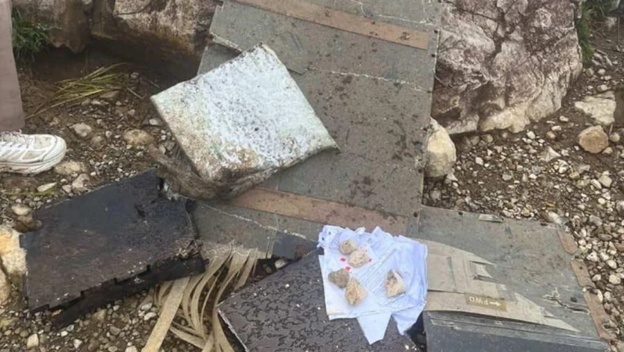 Sejumlah potongan puing yang diduga Pesawat ATR 400 milik Indonesia Air Transport ditemukan di puncak bulusaraung, Sabtu (17/1/2026). (Dok. Istimewa)