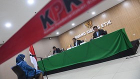 Ketua Dewan Pengawas KPK Gusrizal (tengah) diampingi Anggota Dewan Pengawas KPK Benny Mamoto (kanan) dan Sumpeno (kiri) memimpin jalannya sidang etik yang beragendakan Pembacaan Putusan Sidang Dugaan Pelanggaran Kode Etik dan Pedoman Perilaku dengan