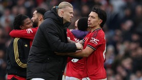 Balasan Elegan Lisandro Martinez usai Diejek Duo Legenda MU