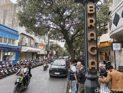 Riuh Jalan Braga Saat Minggu Sore