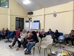 Keluarga Tunggu Kabar Pencarian Korban Pesawat ATR 42-500 di Bandara Makassar