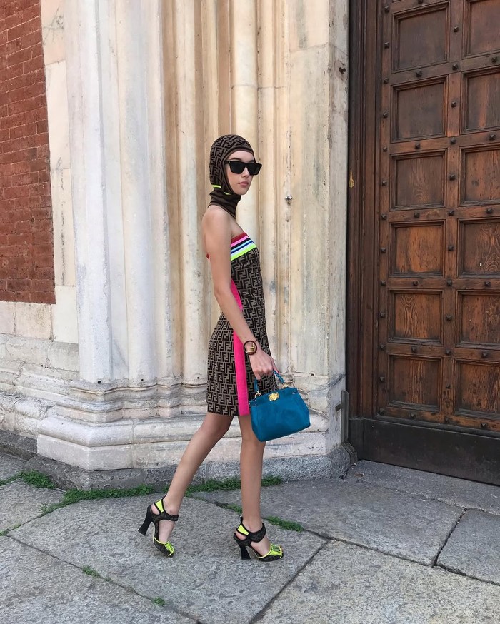 Tabrak motif dan color block jadi dua teknik bold yang bisa dicoba. Look kamu langsung auto-standout.