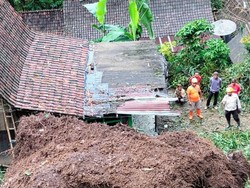 Longsor Timpa 2 Rumah di Situbondo, Penghuni Berlarian Selamat Diri
