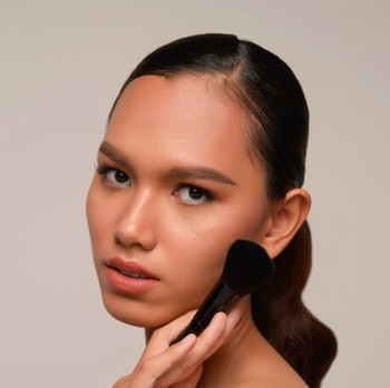Bukan Harus Tebal, Ini 6 Cara Apply Contour yang Benar Biar Wajah Tetap Natural
