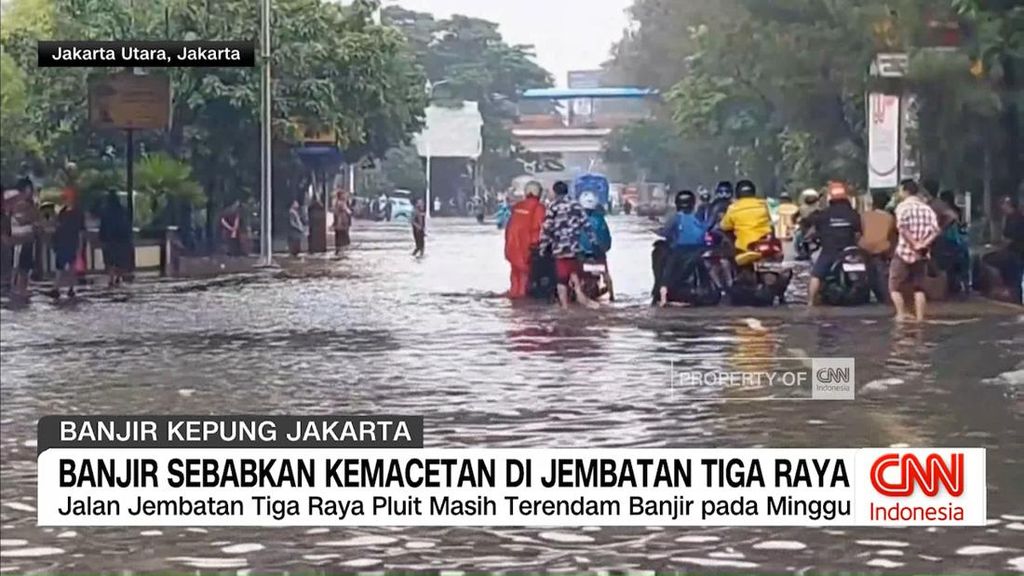 VIDEO: Banjir Picu Kemacetan di Jalan Jembatan Tiga Raya