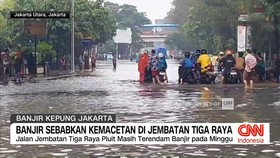 VIDEO: Banjir Picu Kemacetan di Jalan Jembatan Tiga Raya