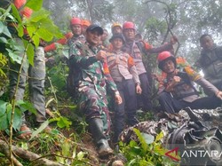 Evakuasi Pesawat ATR 42-500, Tim SAR Bertahan Dirikan Tenda di Puncak