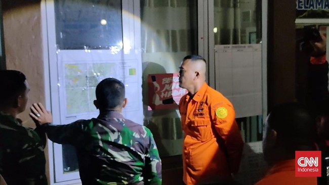 Keluarga salah seorang korban kecelakaan pesawat ATR 42-500 di Gunung Bulusaraung mendatangi Posko Ante Mortem Biddokkes Polda Sulsel untuk diambil sampel DNA.