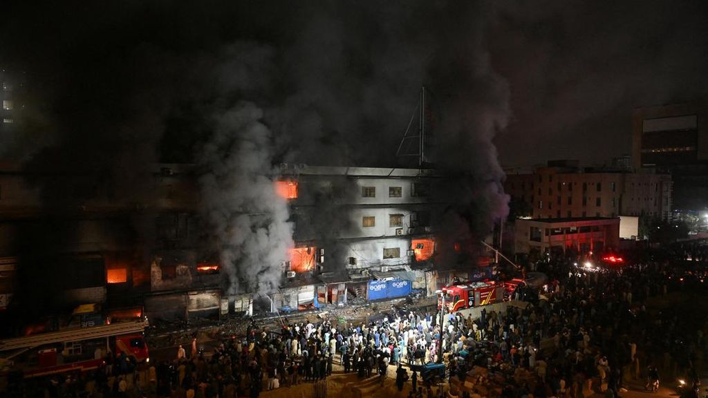 FOTO: 14 Orang Tewas dan Puluhan Hilang Usai Kebakaran Mal di Pakistan