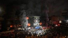 FOTO: 14 Orang Tewas dan Puluhan Hilang Usai Kebakaran Mal di Pakistan