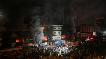 FOTO: 14 Orang Tewas dan Puluhan Hilang Usai Kebakaran Mal di Pakistan