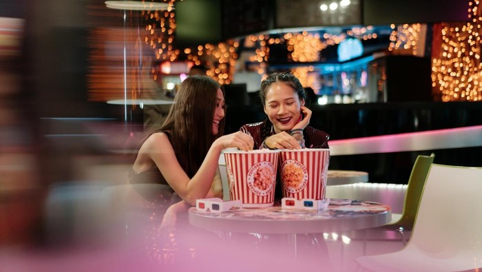 Kalimat “Aku nggak suka orang-orang”. Orang yang bahagia bisa melihat sisi positif dari orang lain.