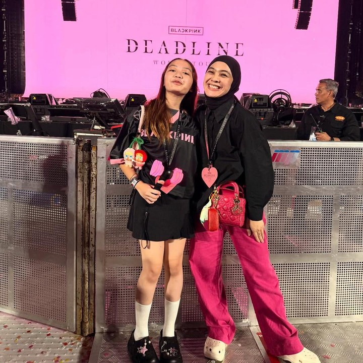 <p>Dian Ayu juga kerap membagikan potret kebersamaannya dengan Embun di media sosial. Di tengah kesibukan, Dian sering menghabiskan waktu atau <em>girls day out</em> dengan putrinya ini, seperti jalan-jalan, berbelanja ke mall bersama, atau nonton konser. Belum lama ini, Dian sempat menemani putrinya&nbsp;itu nonton konser&nbsp;BLACKPINK di Jakarta. (Foto: Instagram @dianayulestari)</p>