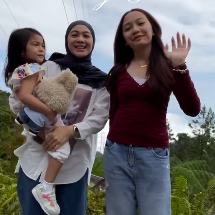 <p>Anak sulung pasangan artis Dian Ayu Lestari dan Ananda Omesh, Btari Embun Anandayu atau akrab disapa Embun, kini sudah beranjak remaja. Tahun ini, Embun yang lahir pada 23 April 2013, akan genap berusia 13 tahun, Bunda. (Foto: Instagram @dianayulestari)</p>