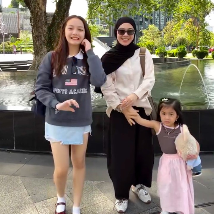<p>Di usia yang sebentar lagi menginjak 13 tahun, Embun tumbuh menjadi remaja ABG yang cantik seperti ibundanya. Kini, tinggi Embun juga sudah melebihi sang Bunda. Menurut Dian Ayu, putri sulungnya ini sudah semakin dewasa karena mulai membuat keputusan untuk dirinya sendiri. "Udah mulai memutuskan sendiri dan tau prioritasnya.. Masyaallaahhhh faseeee apalagii iniiiii. <em>Love youuu</em> kakakk @btariembunnn," tulis Dian Ayu dalam salah satu <em>postingan</em> di Instagram. (Foto: Instagram @dianayulestari)</p>